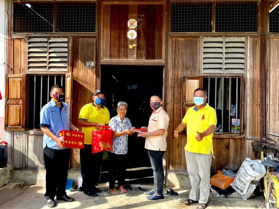 议员送暖不停歇  “牛”转乾坤福满门