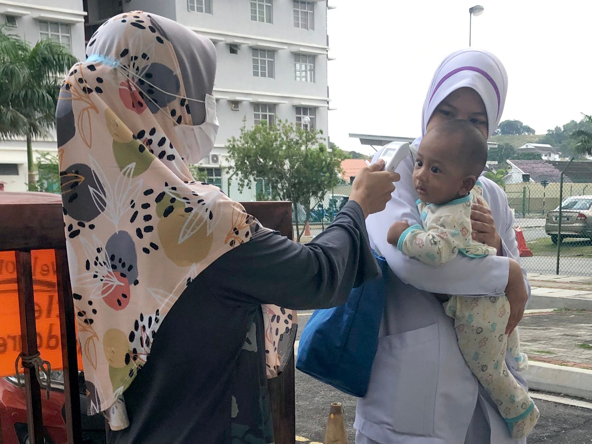 Taska, bantuan makanan, ringan beban petugas hadapan