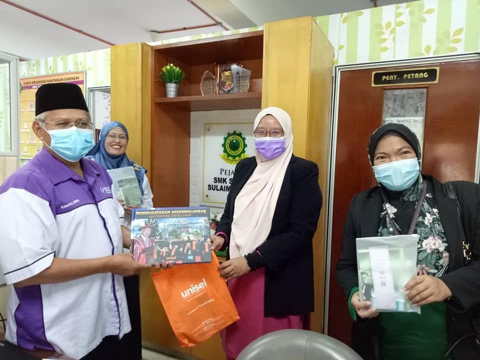 Unisel sumbang kit penjagaan diri kepada calon SPM
