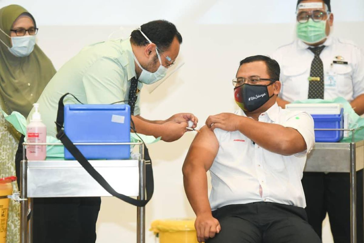 MB receives Covid-19 jab, 66,690 frontliners in Selangor to be vaccinated in first phase