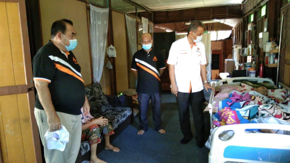 10 pendayung sampan santuari kelip-kelip terima bantuan makanan