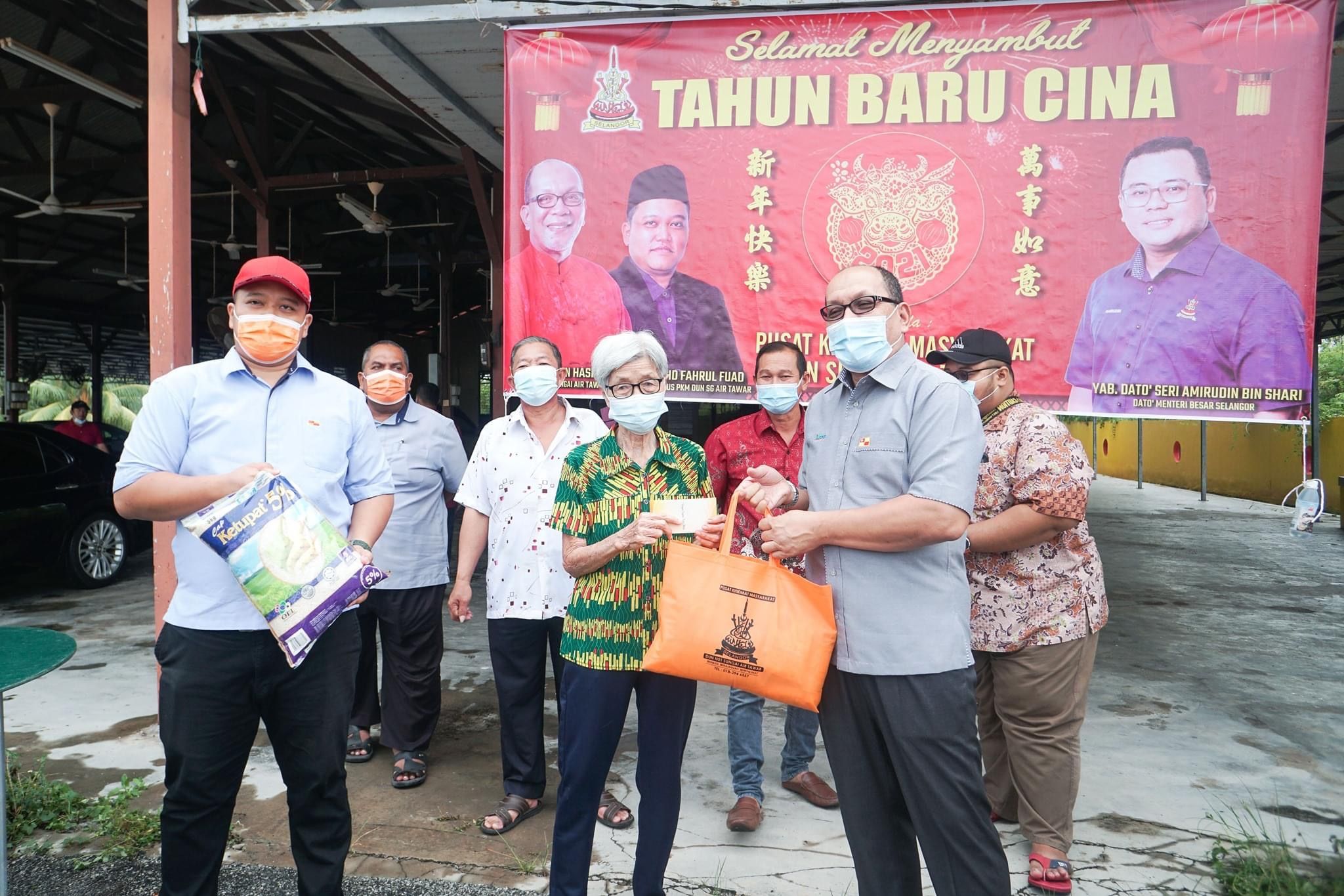 Warga emas DUN Sungai Air Tawar terima sumbangan Tahun Baharu Cina