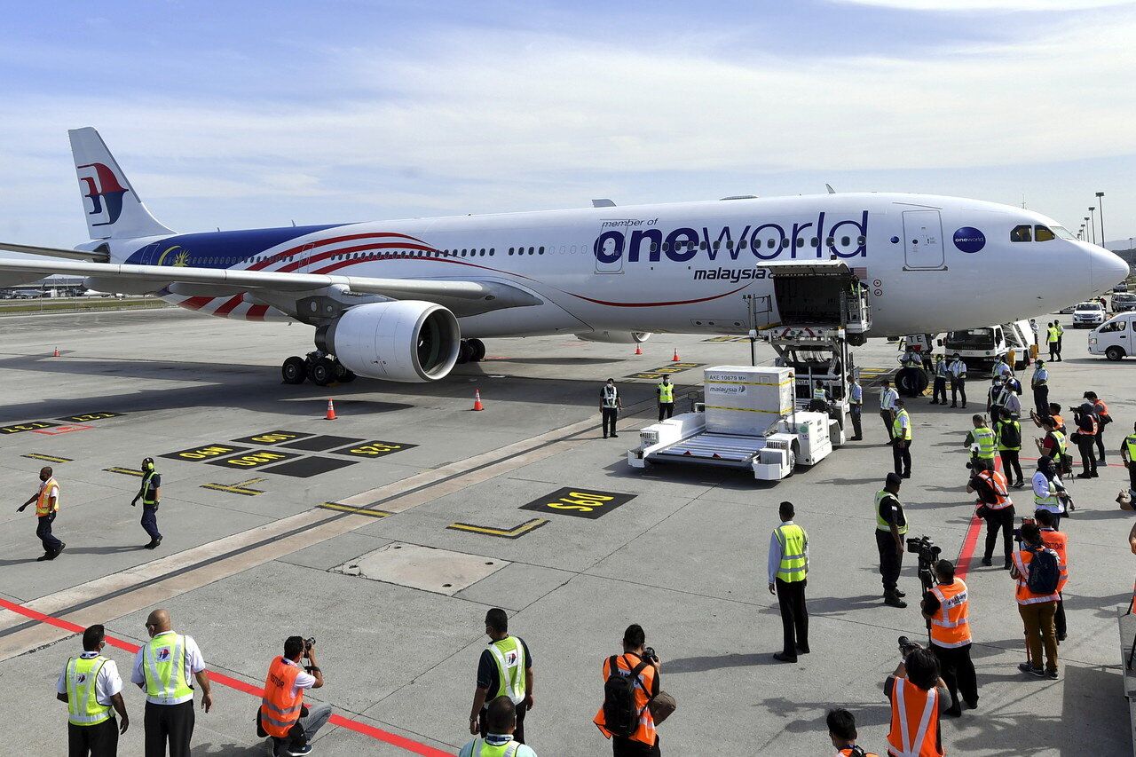 இங்கிலாந்து அன்பளிப்பாக வழங்கிய 415,000 அஸ்ட்ராஸேனேகா தடுப்பூசிகளை மலேசியா பெற்றது