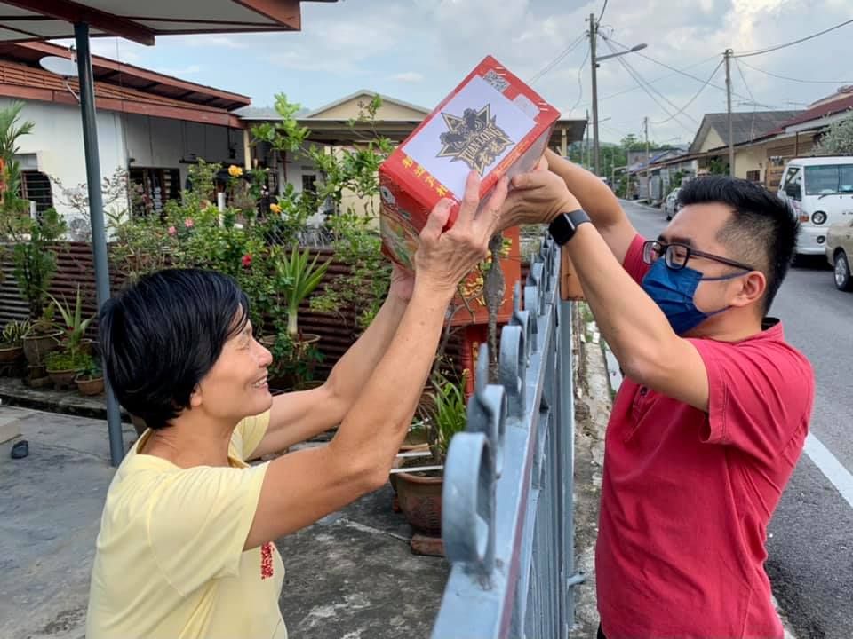 万挠区派100令吉购物劵 助450户办年货迎新春