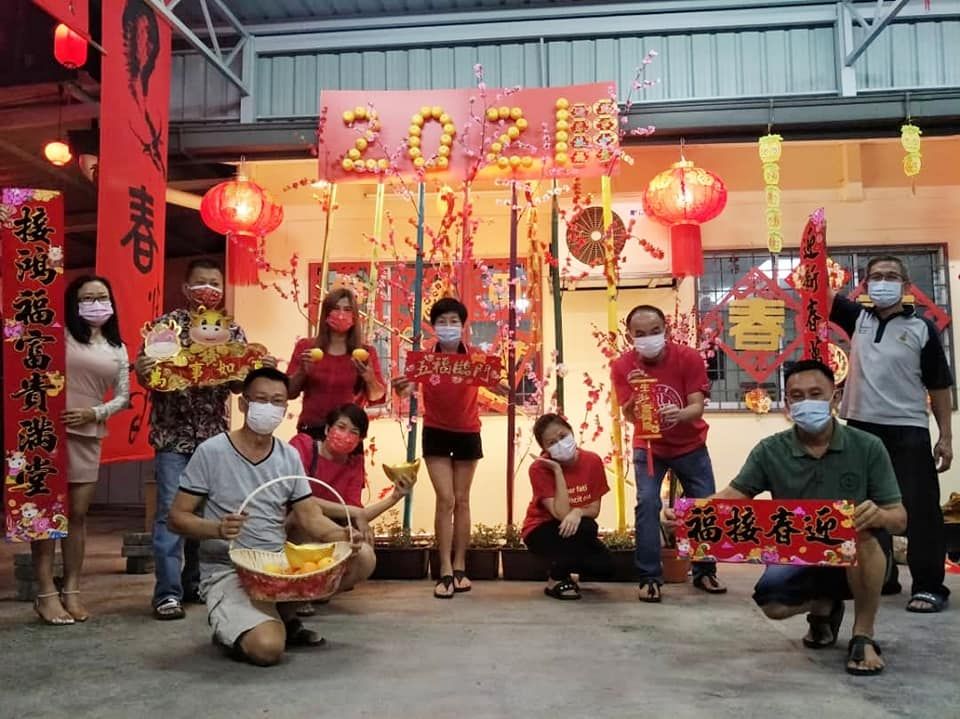 高手云集为各新村披春装  巧手点缀春意传承文化