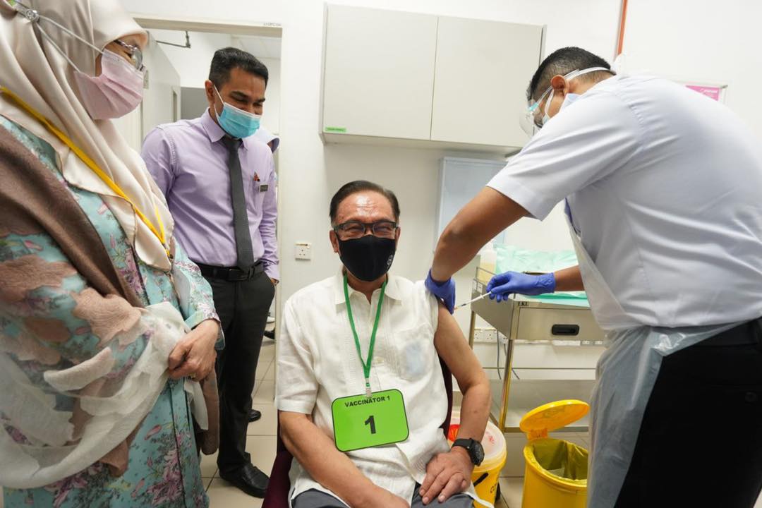 Anwar: Guna dos kedua petugas hadapan untuk vaksin rakyat