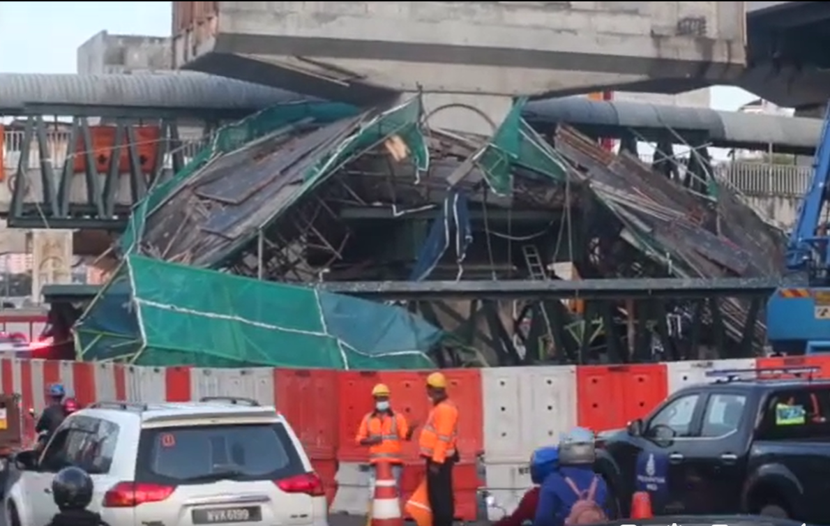 Struktur binaan Lebuhraya SUKE runtuh, hempap van dinaiki lima individu