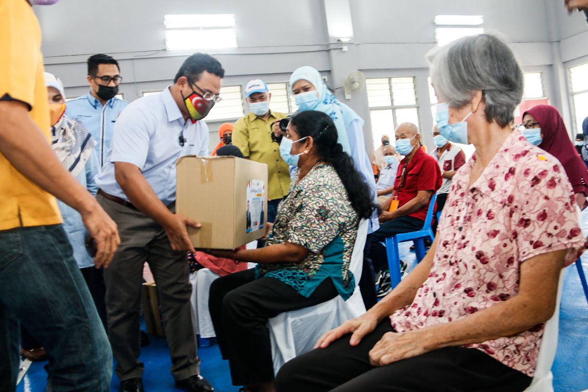 MB lawat pesakit barah, beri bantuan makanan kepada masyarakat India