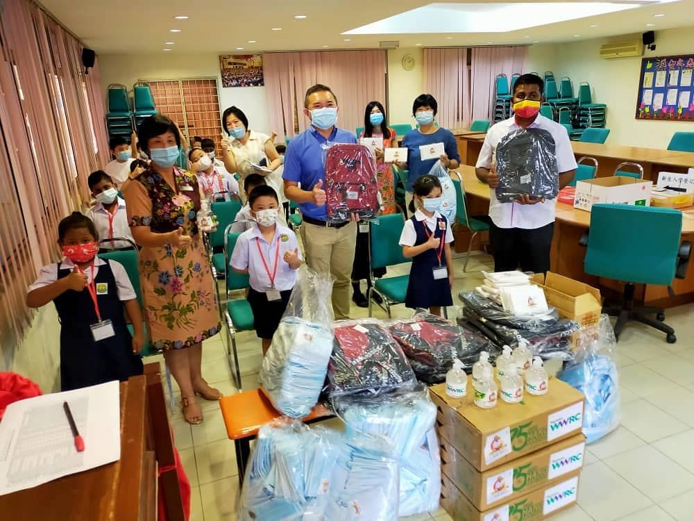 黄思汉为益智华小送书包．口罩．洗手液