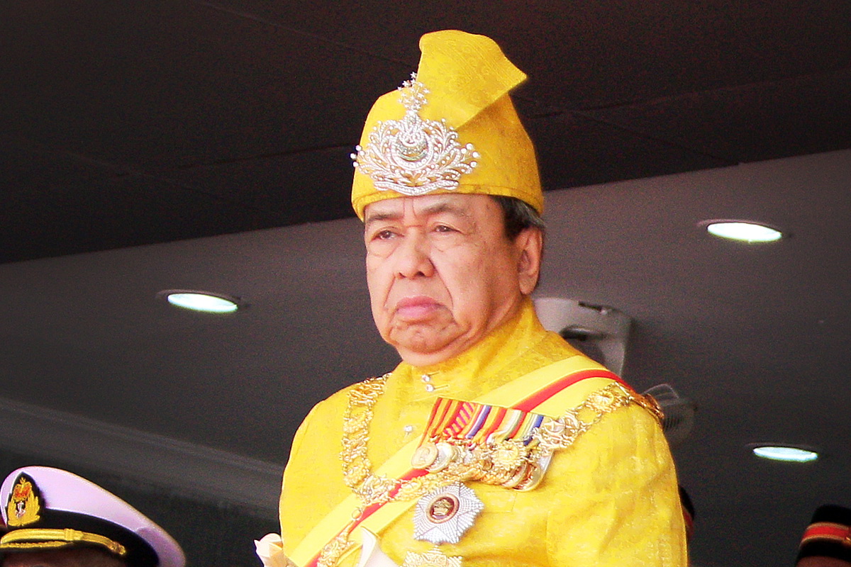 Sultan Selangor tarik darjah kebesaran Najib, Rosmah