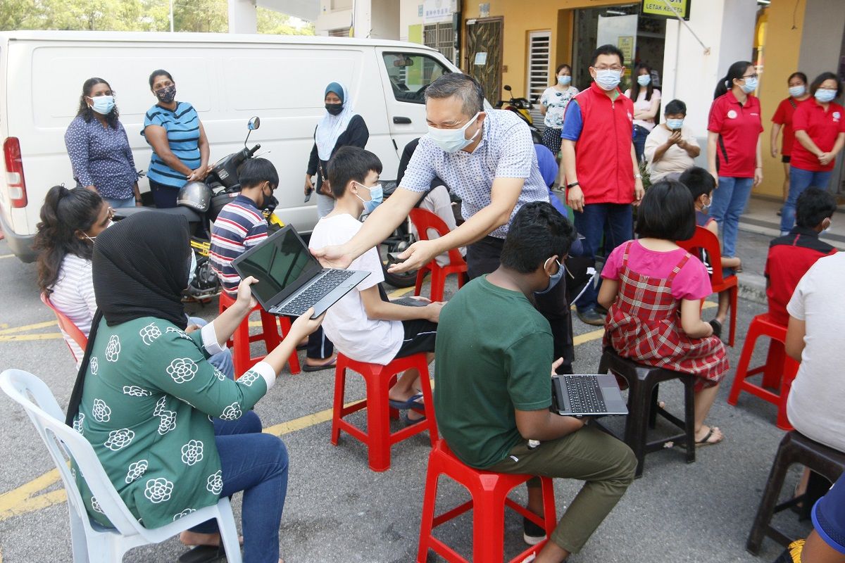 Pelajar DUN Kinrara teruja dapat komputer riba percuma