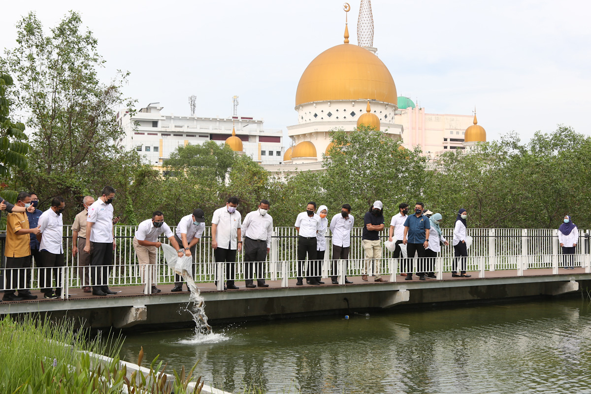 Kerja pembersihan tingkat bacaan indeks kualiti air Sungai Klang