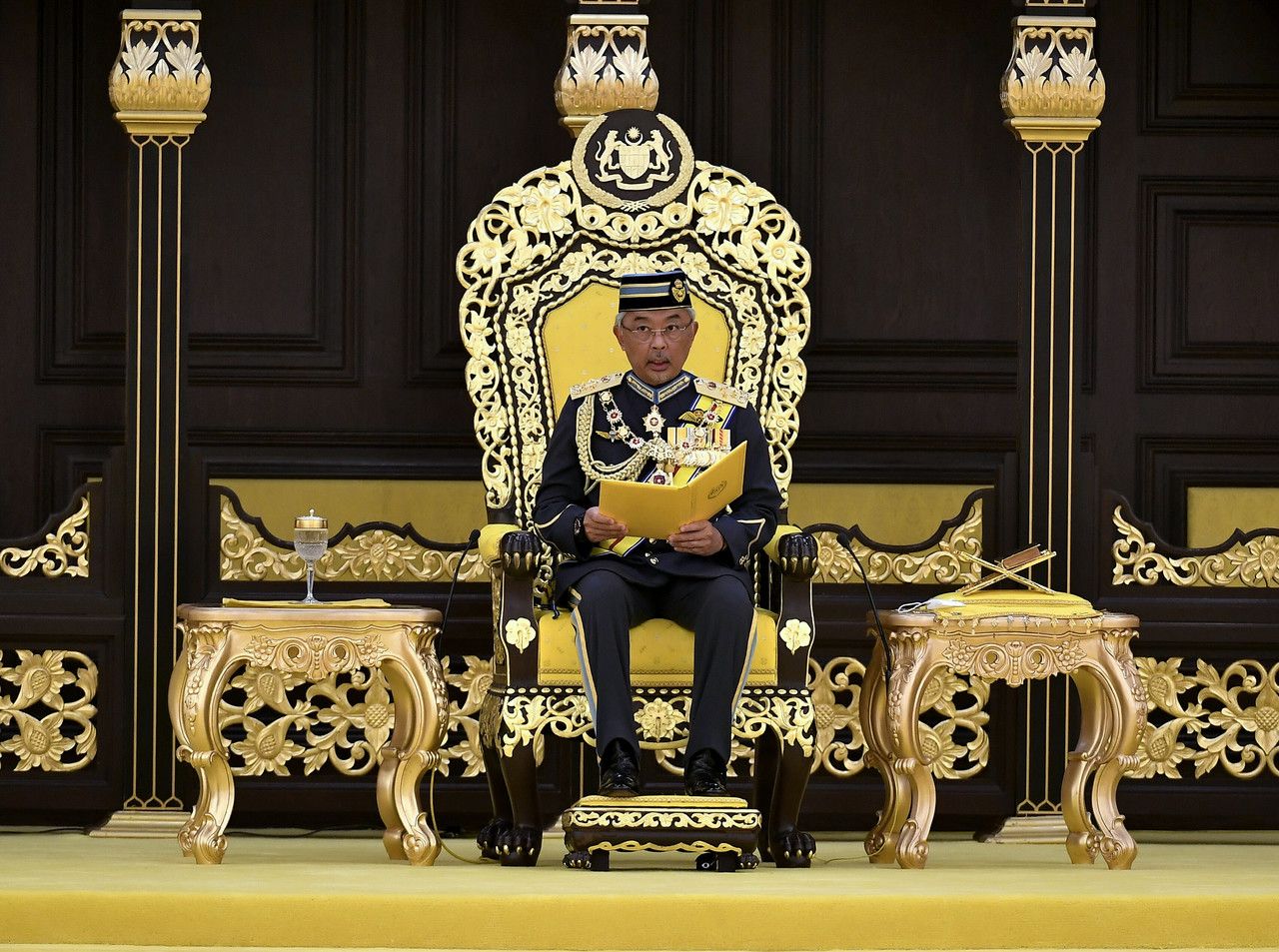 皇宫允新政府首相人选       名单延至明午2时提呈