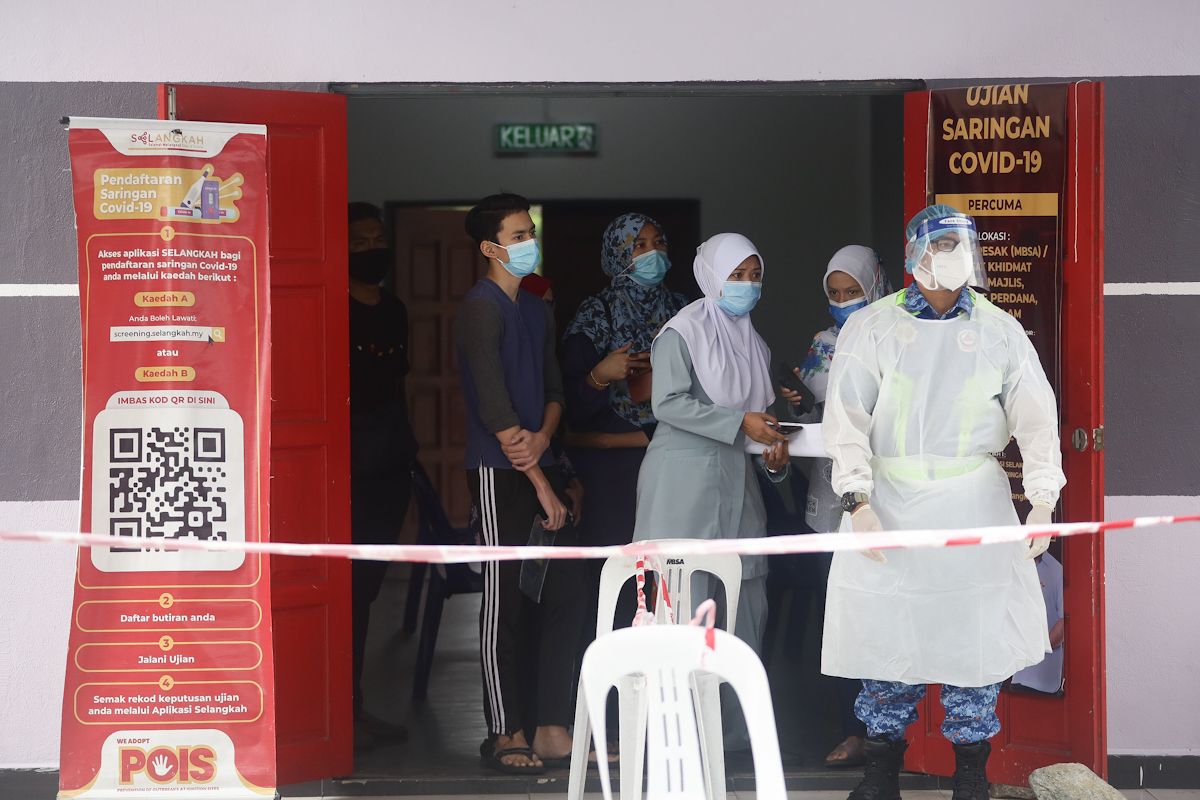 100 peserta beratur seawal 8 pagi untuk jalani saringan percuma