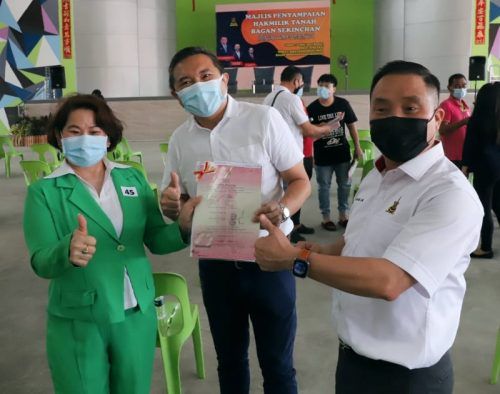 适耕庄海口80户喜领地契 感谢雪州“把不可能变可能”