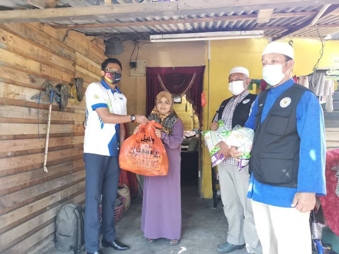 Tujuh keluarga asnaf Ulu Yam Baru terima bantuan makanan