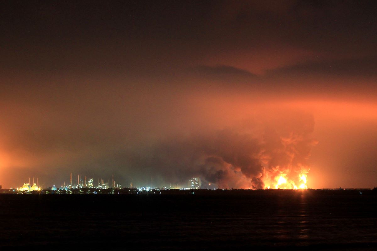 Five injured, hundreds evacuated after massive blaze at Indonesia oil refinery