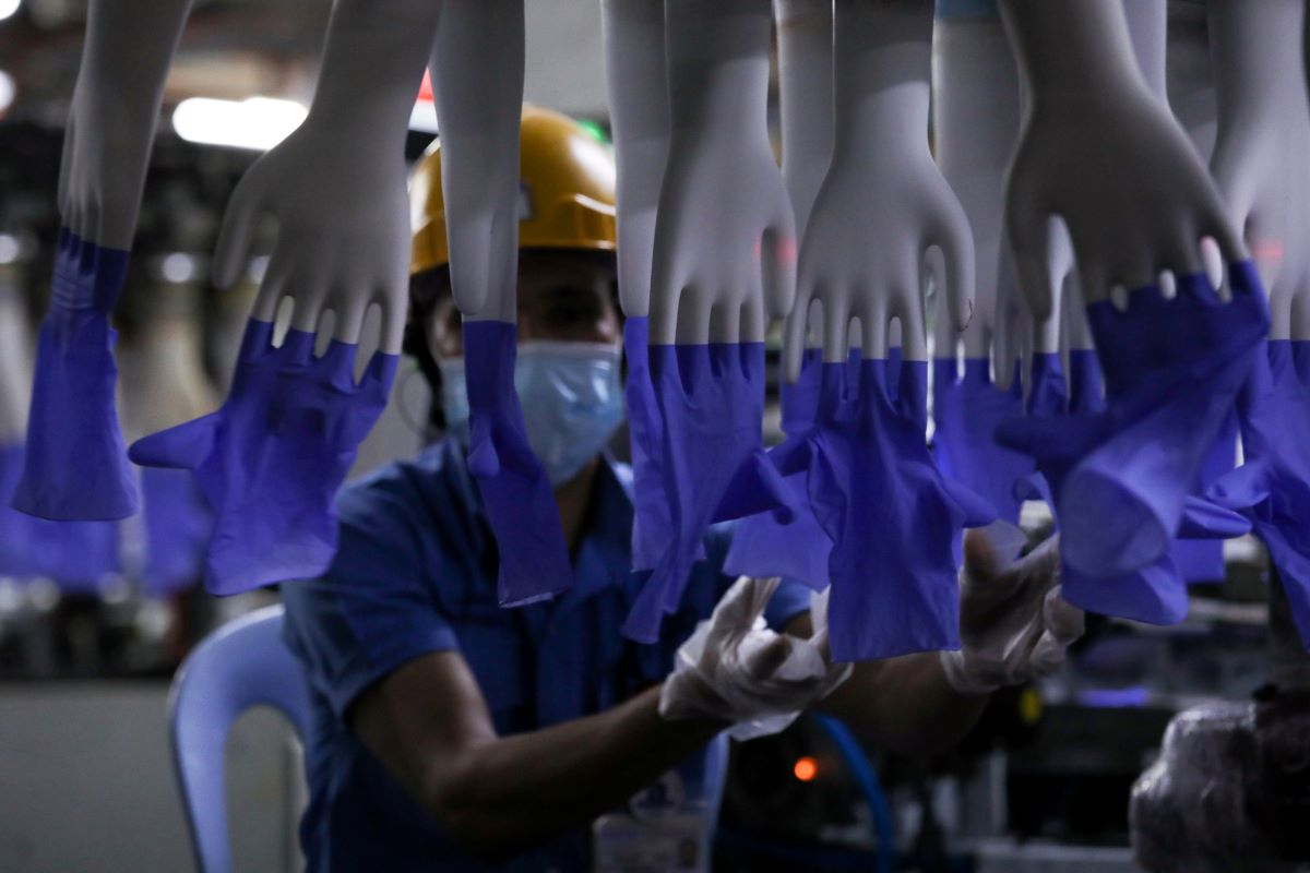 Ministry, association discuss ways to help rubber glove industry