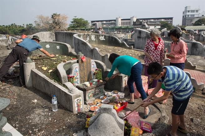 清明扫墓SOP出炉　 墓园最多6人.限时90分钟