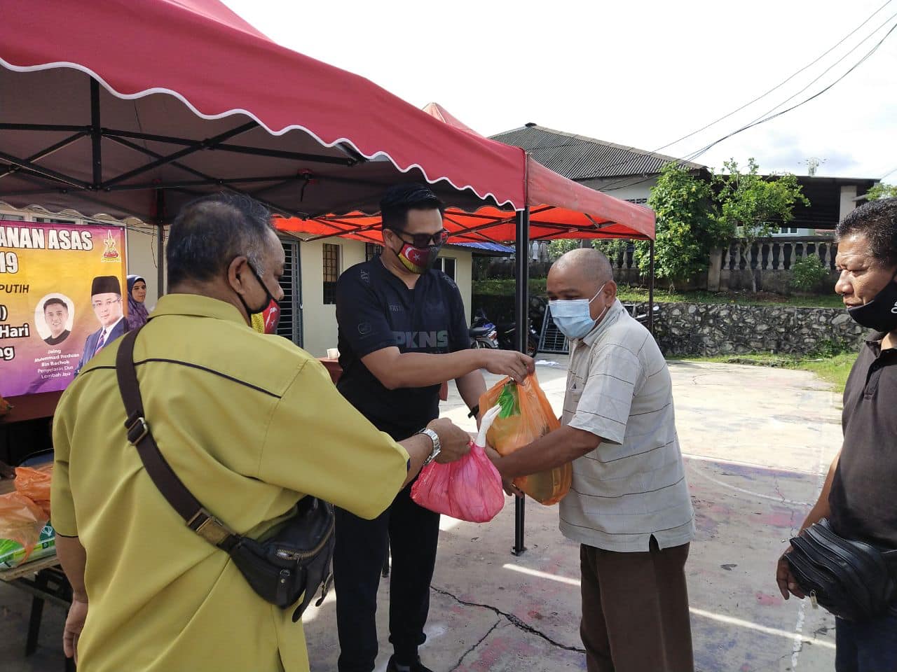 Wakil rakyat Lembah Jaya pusing kampung agih bantuan makanan