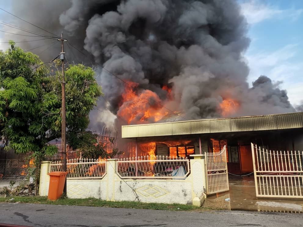 外劳煮食引起火患 班达马兰4木屋烧毁