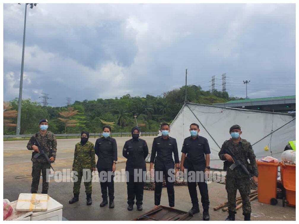 Khemah sekatan jalan IPD Hulu Selangor rosak diterbang ribut