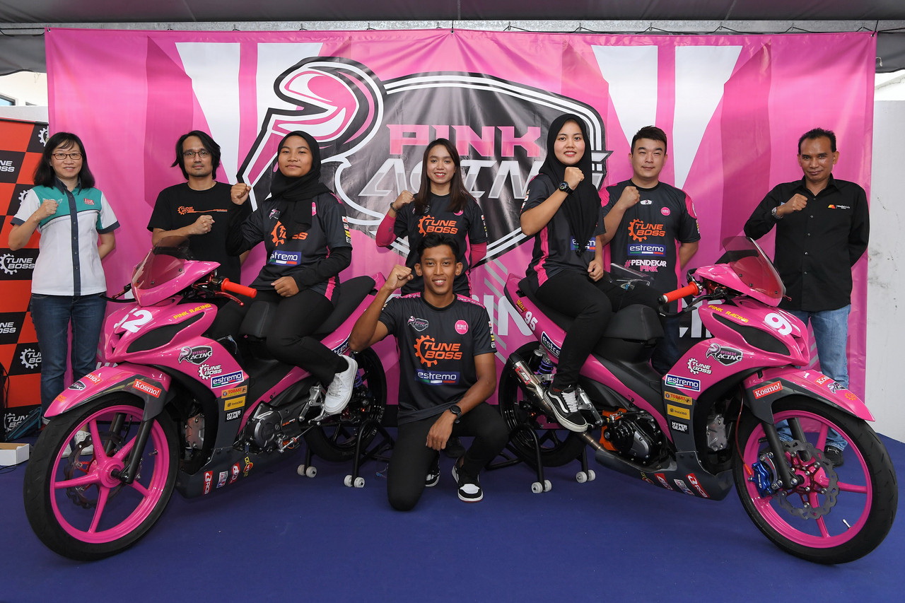'Rider Helmet Pink' tubuh pasukan lumba, tarik wanita ceburi sukan motor