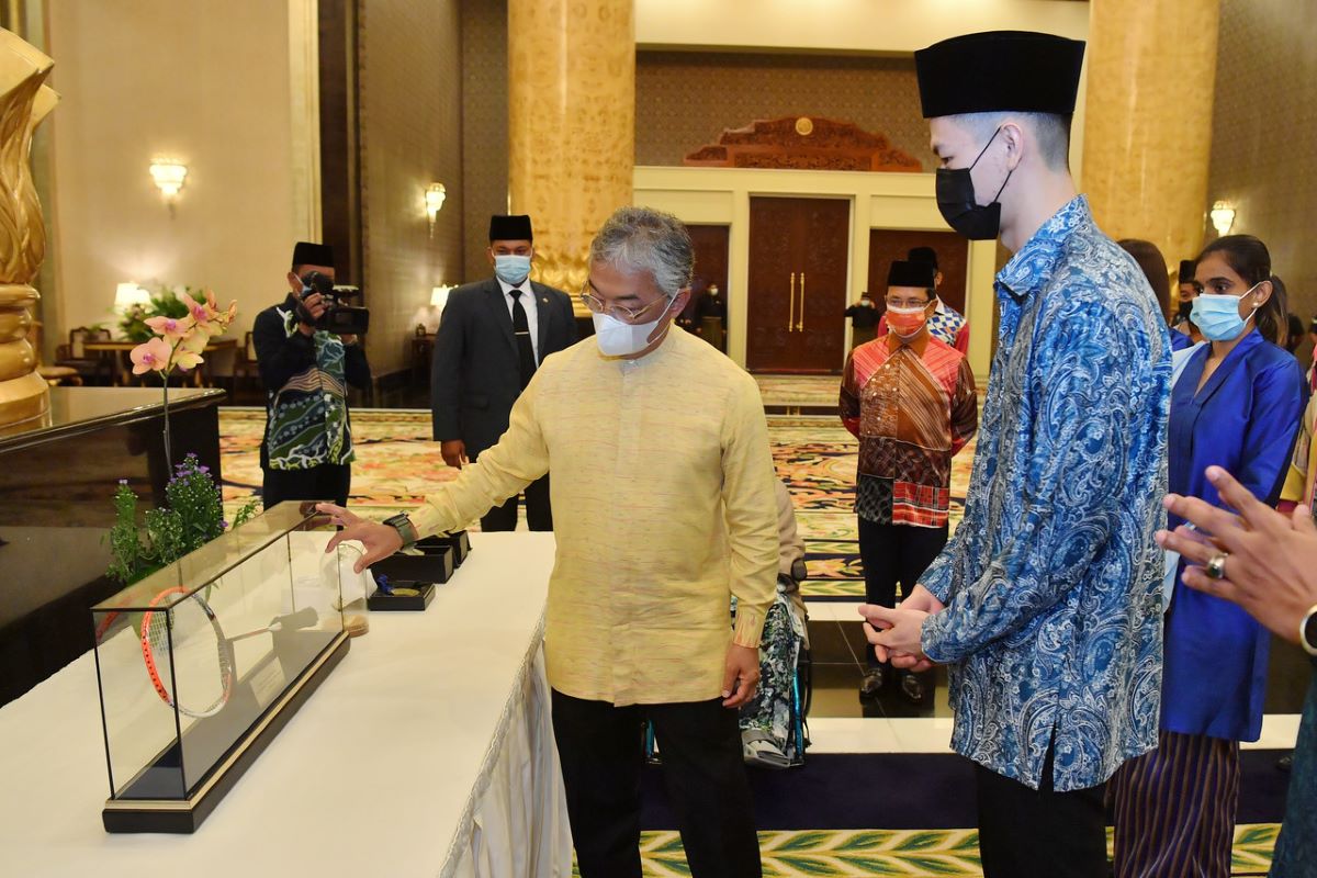 King receives Zii Jia's All-England racquet