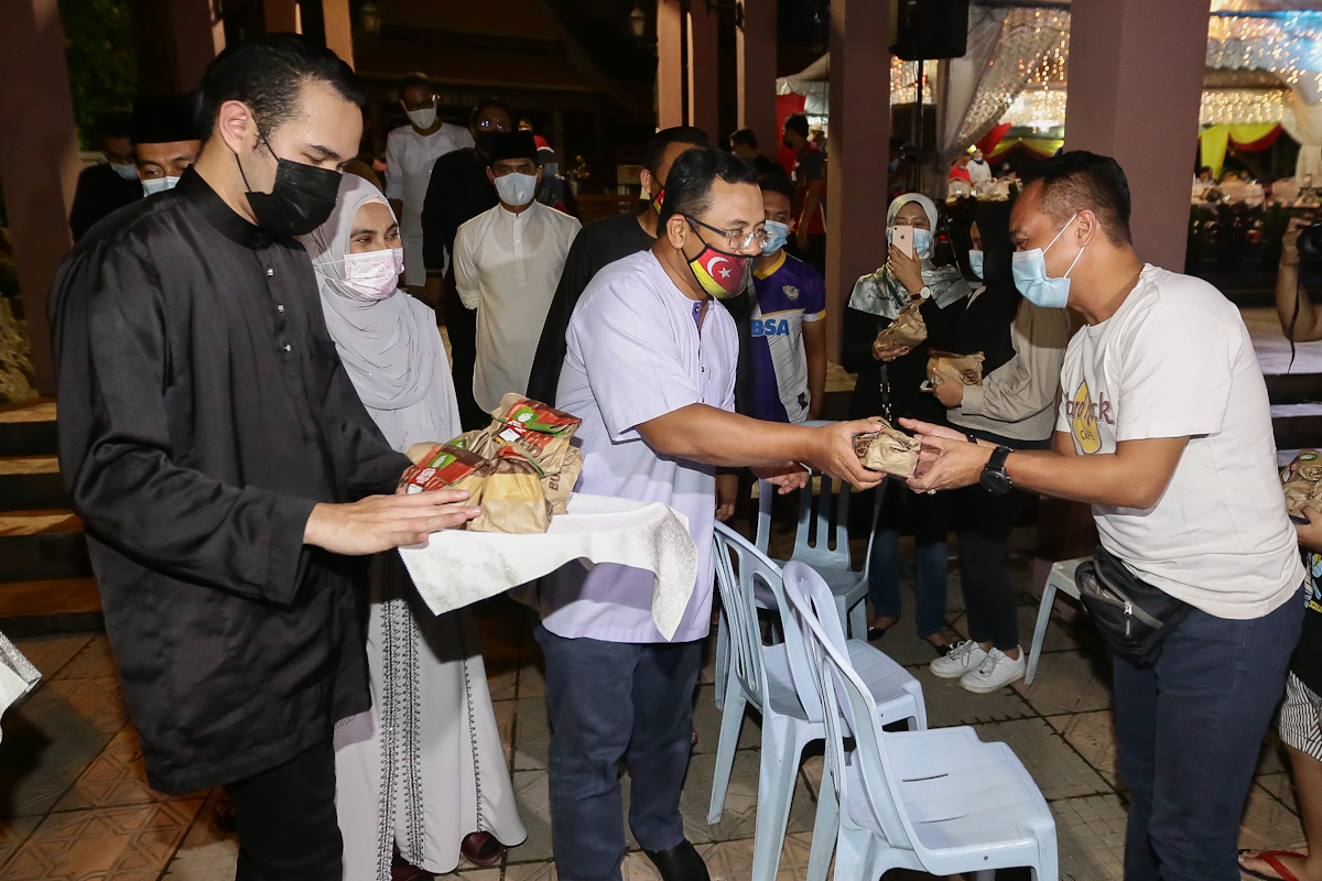 MB, isteri santai di Laman Budaya, agih makanan