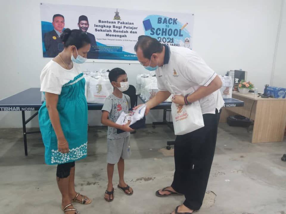 Wakil rakyat Paya Jaras tangkas agih bantuan sekolah