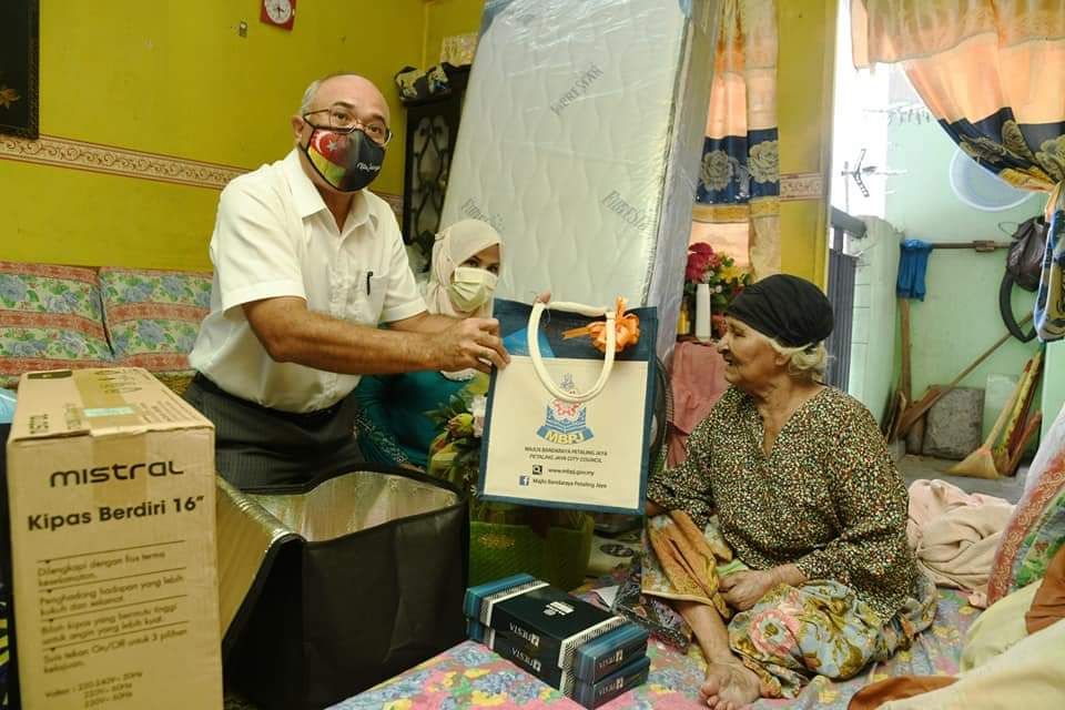 MBPJ santuni keluarga asnaf, warga emas dan OKU