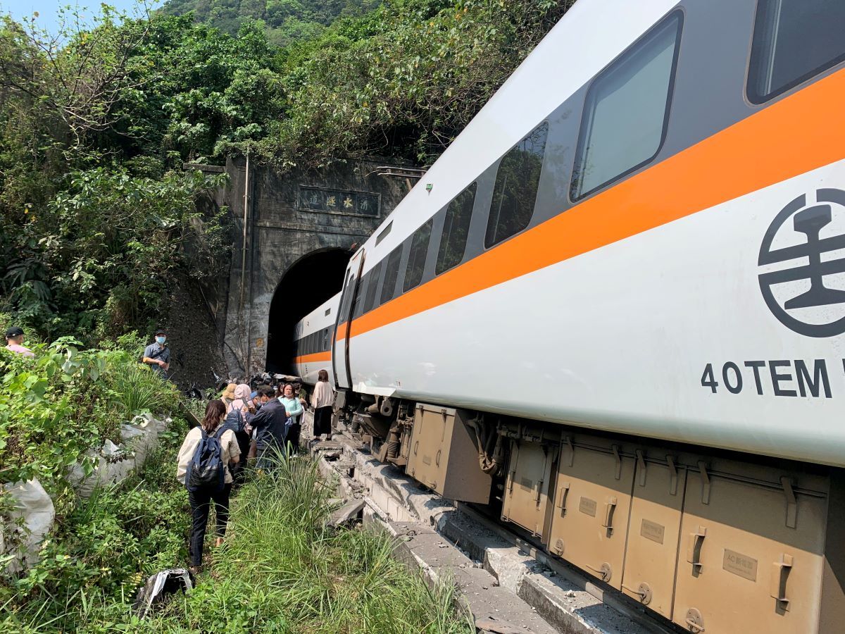 Train derailment in Taiwan kills 36, injures 60