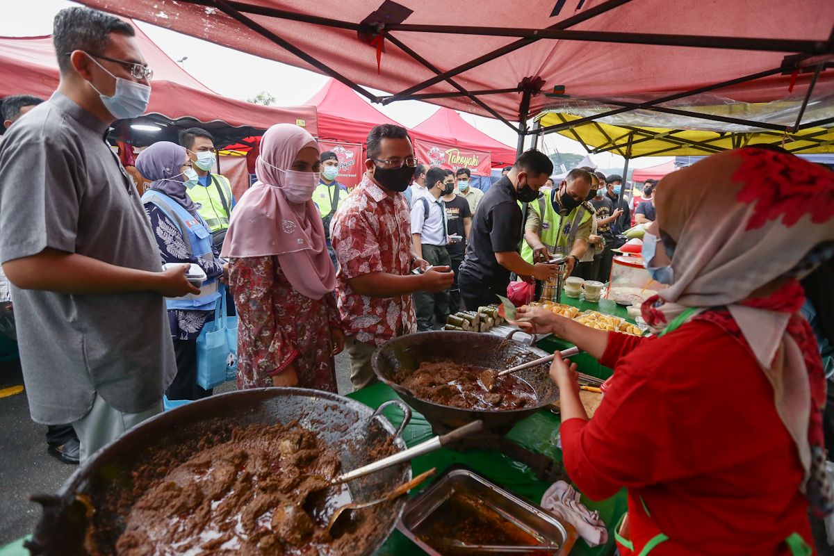 MB beli juadah, santuni peniaga dan pengunjung bazar Ramadan