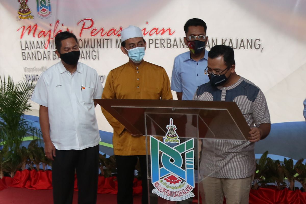 சிப்பாங்கில் புயலால் பாதிக்கப்பட்டவர்களுக்கு  92,000 வெள்ளி உதவித் தொகை- மந்திரி புசார் ஒப்படைத்தார் 