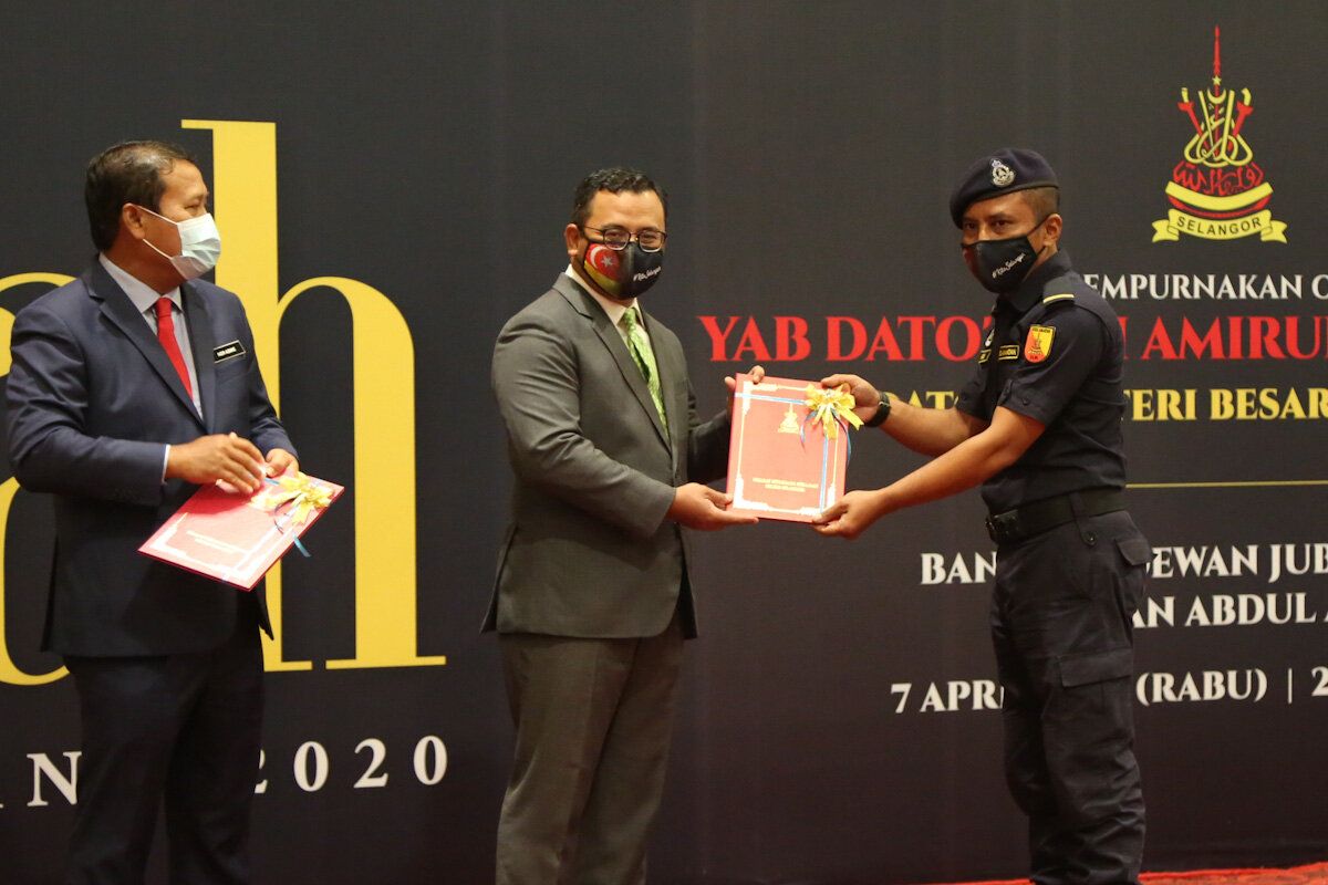 126 அரசு ஊழியர்களுக்கு சிறந்த சேவைக்கான விருது- மந்திரி புசார் வழங்கினார்