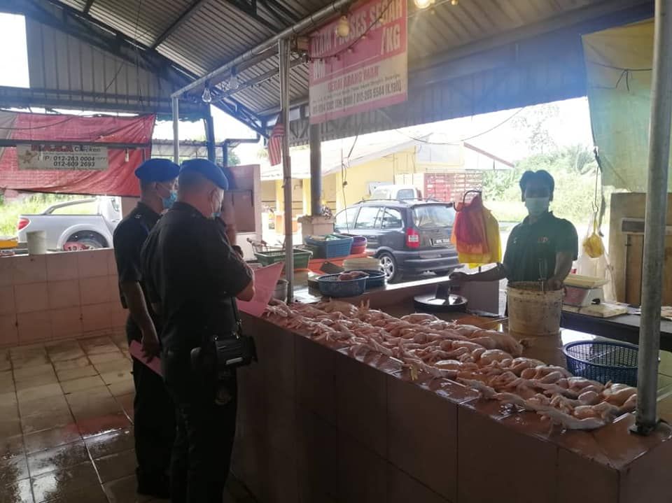 雪贸消局昨突检156店 所以业者遵守统制品顶价