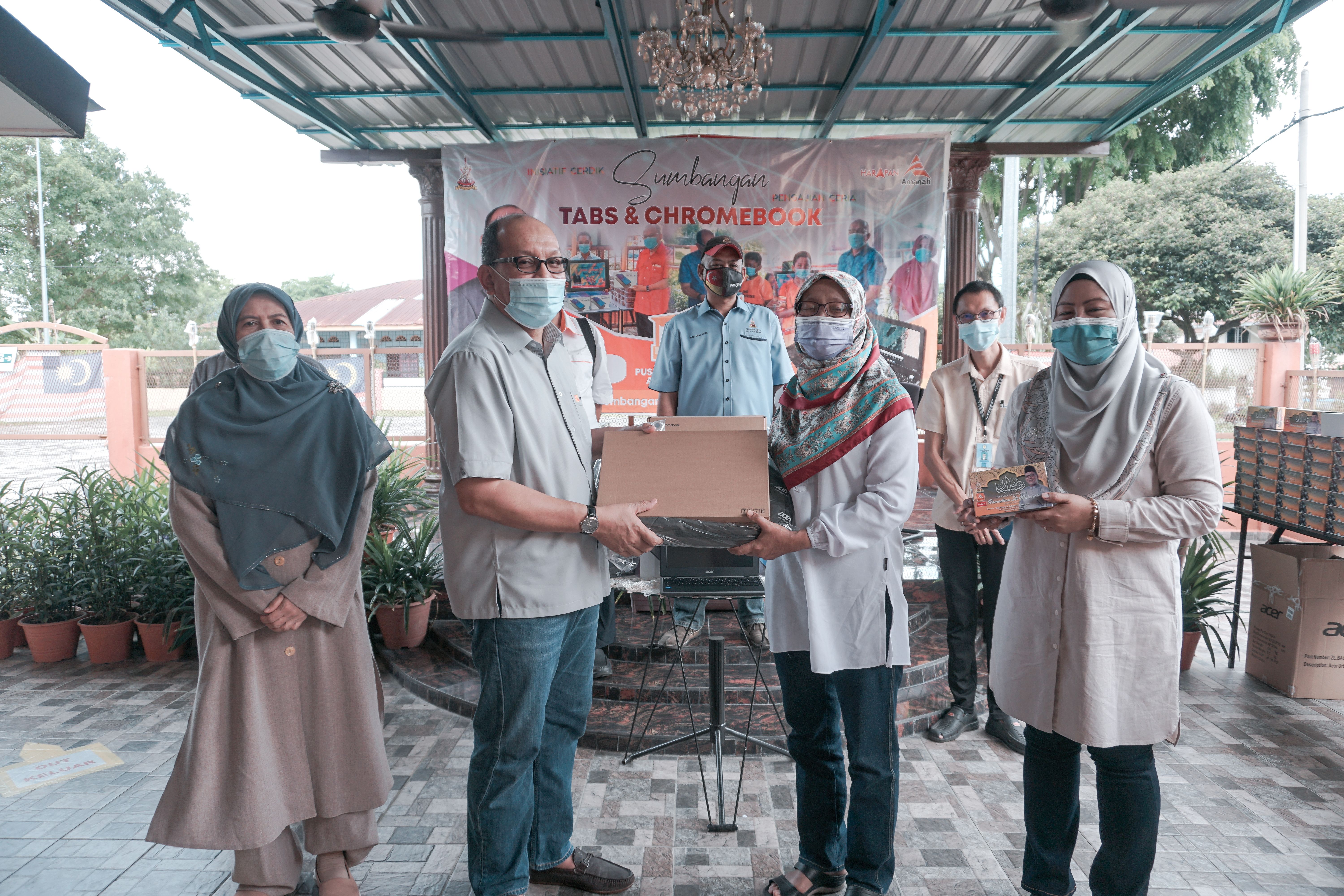 Tablet, komputer riba lebih RM40,000 untuk pelajar B40