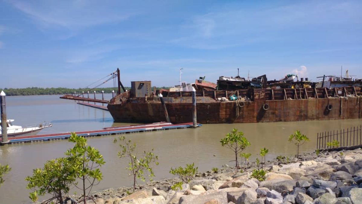 Drifting barge rams into jetty at Pulau Indah Marina
