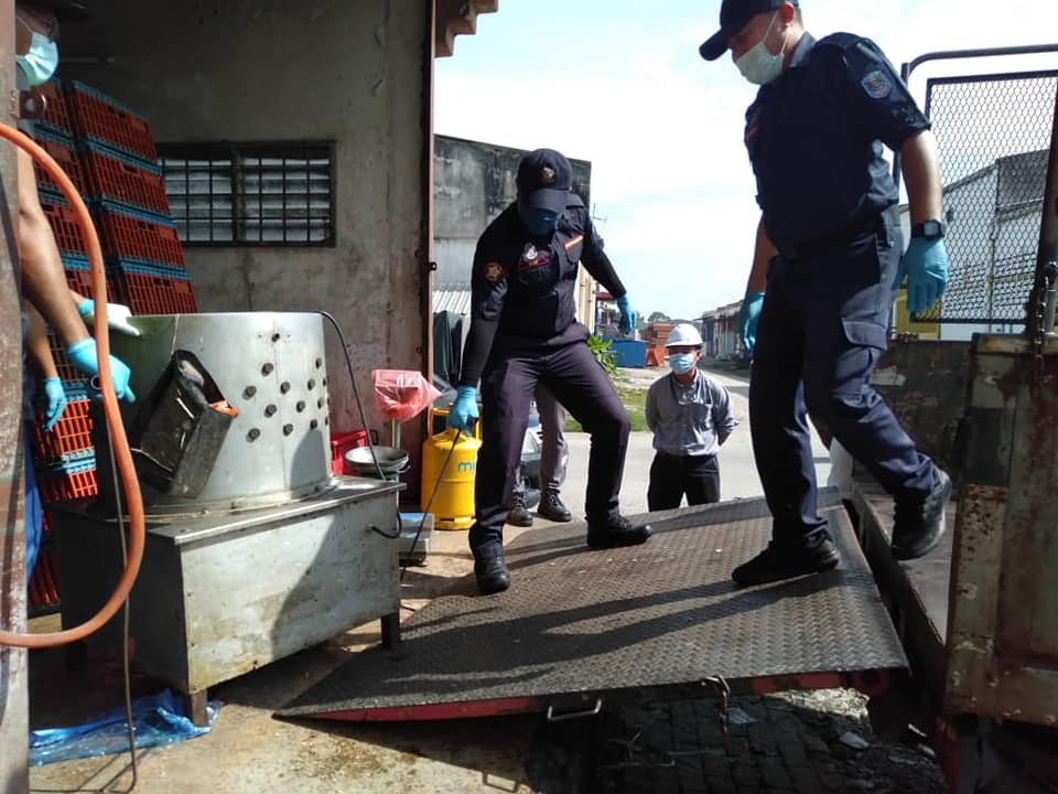 Buang sisa dalam lurang kumbahan, premis ayam diserbu lagi