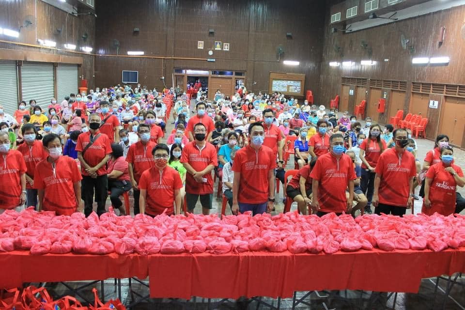 欧阳捍华关怀700贫老温饱 派700公斤生猪肉． 3500公斤白米