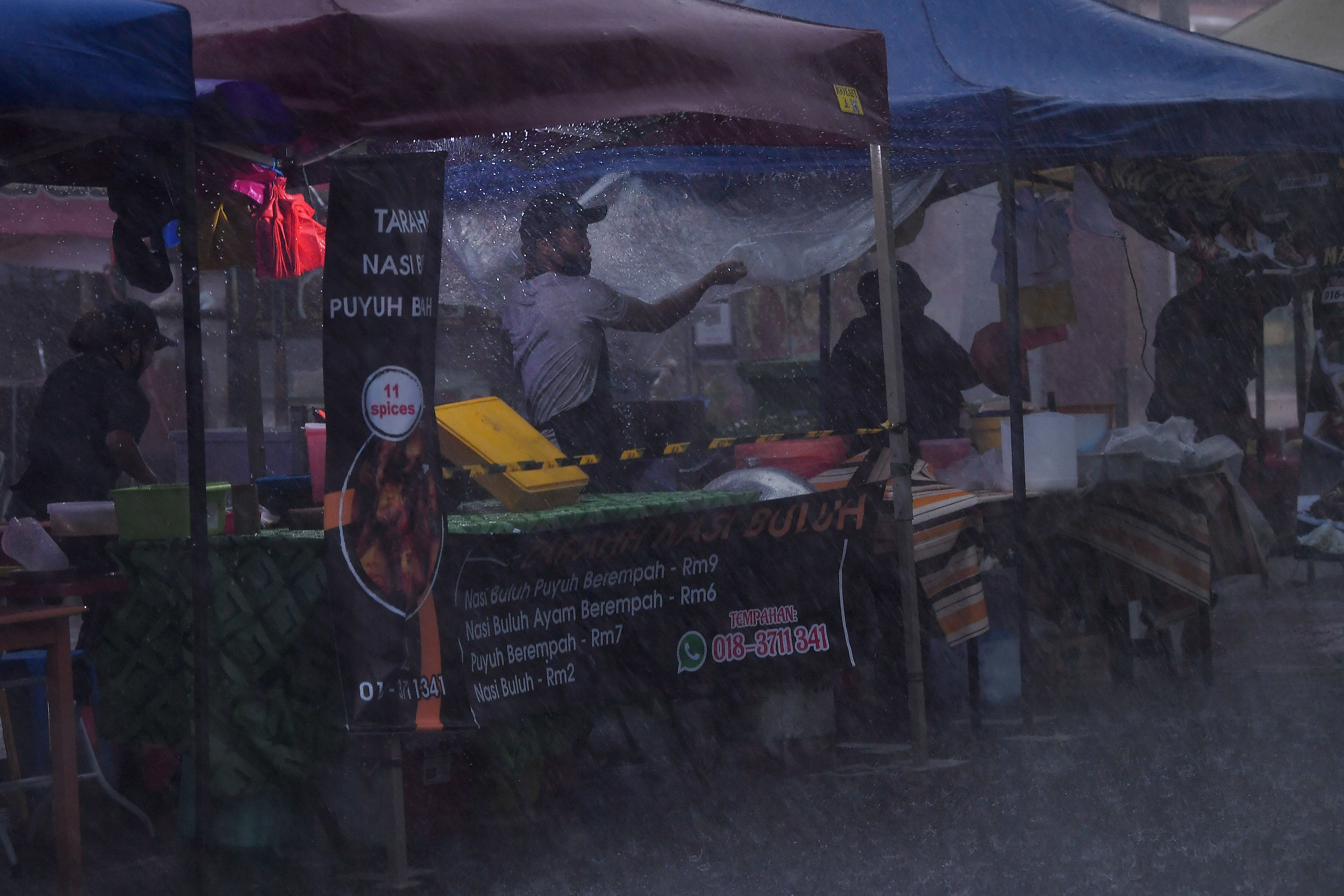 Banjir kilat di sekitar ibu negara, banyak jalan sesak