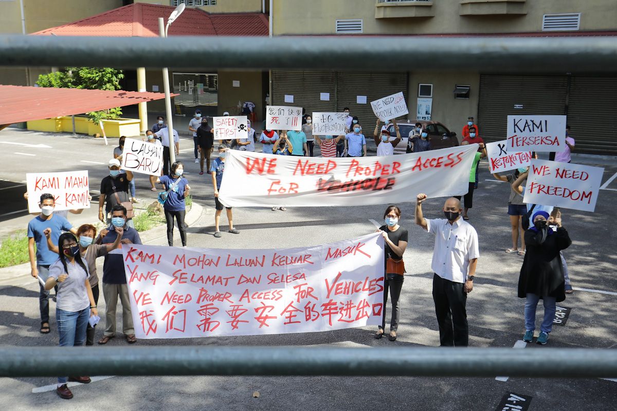 Puncak Bayan公寓出入口被封  居民申诉有家归不得