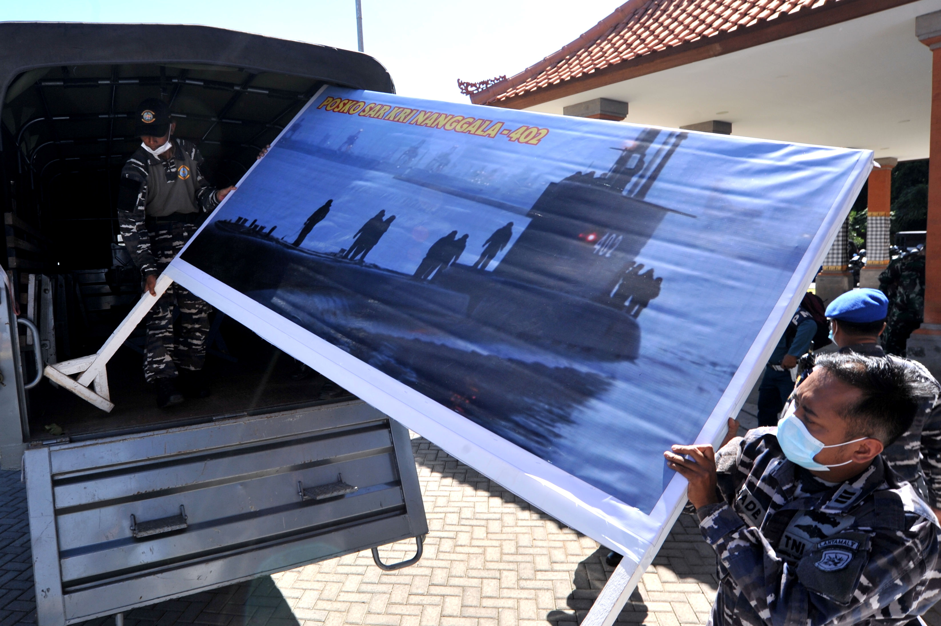 Hope fades for Indonesian missing submarine as US assists search