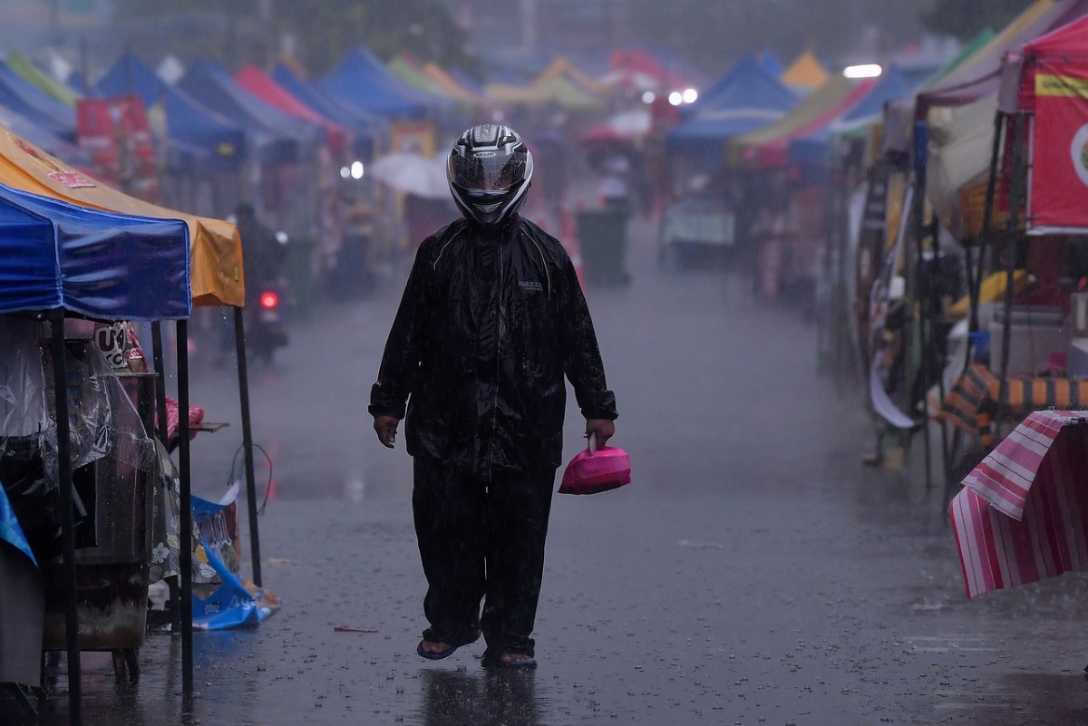 Flash floods cause traffic jams in parts of KL