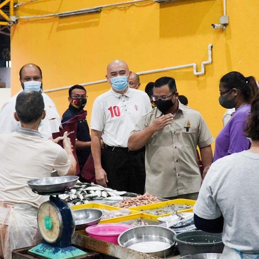 派粮食.送电脑.助找工  刘永山疫情下向弱势伸援手