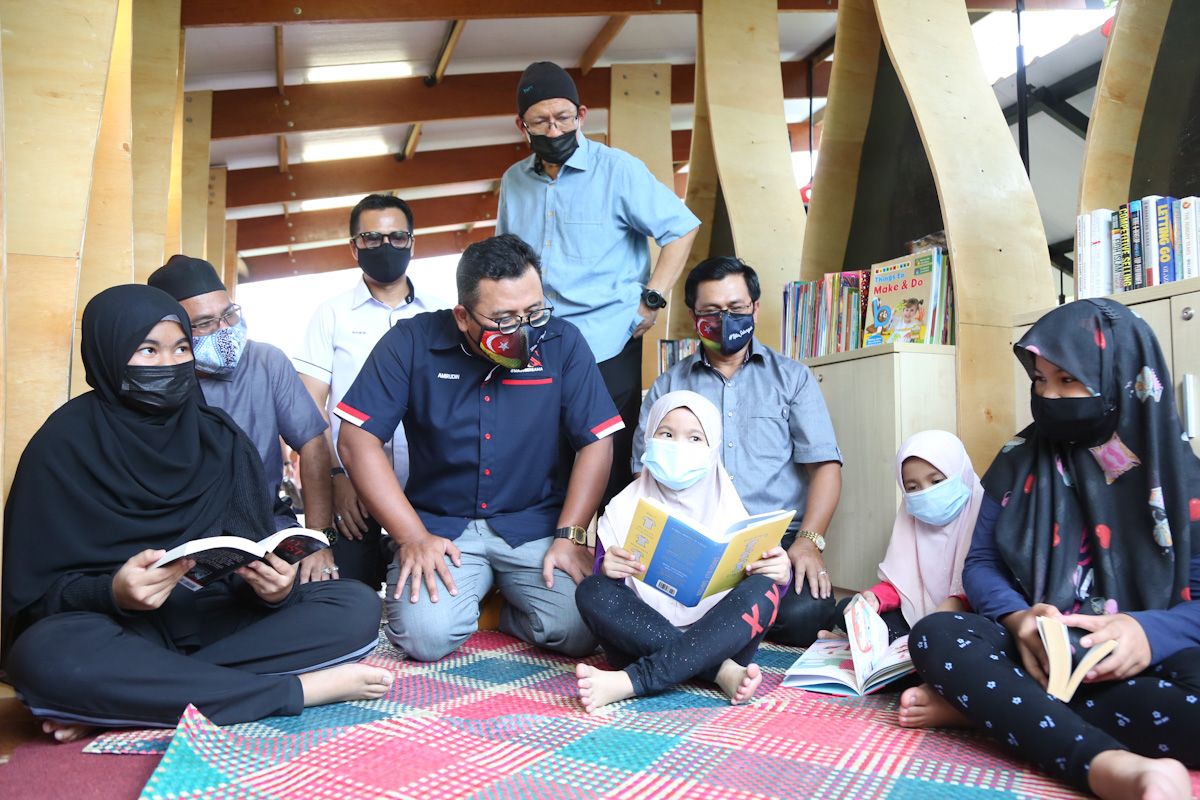 ஏ,யு. 2 அடுக்குமாடி குடியிருப்பின்   மினி நூலகத்தை தரம் உயர்த்த வெ.10,000 மானியம்