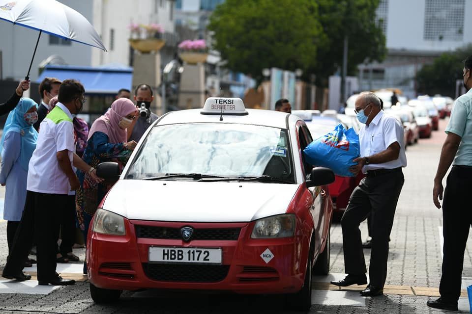 灵市政厅辖内575司机获雪政府分发食物篮