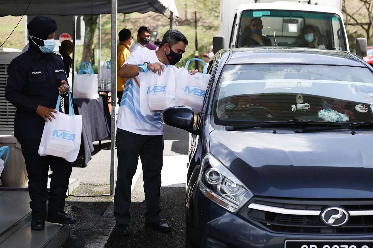 MBI distributes food for ‘buka puasa’