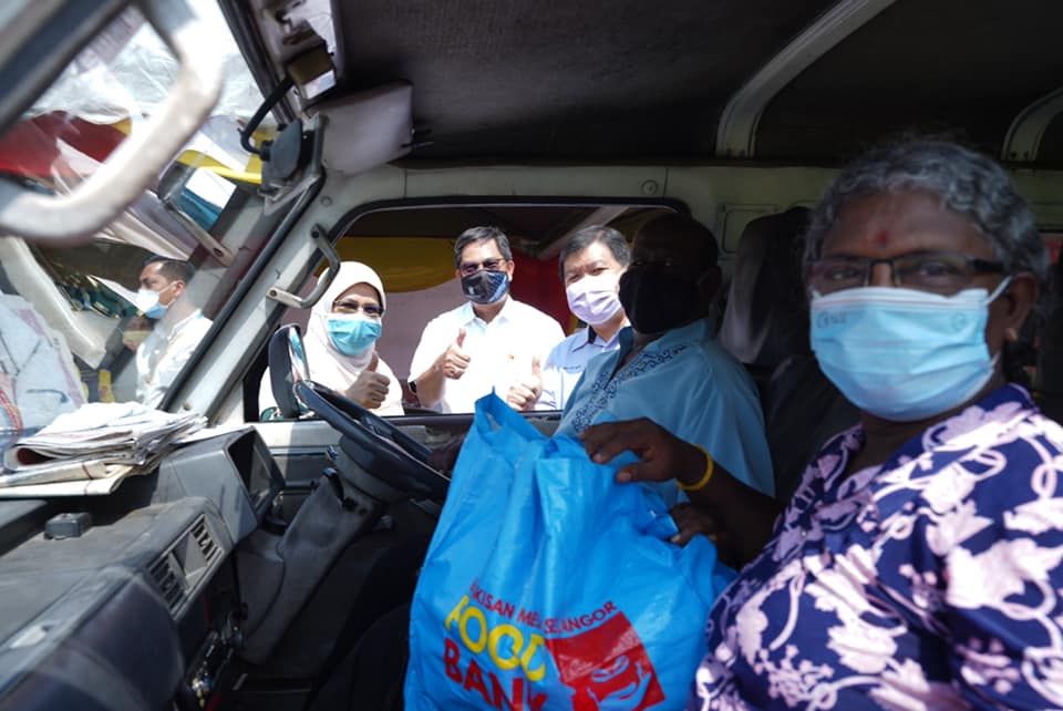 870 pemandu teksi, bas sekolah di Kajang terima bantuan makanan