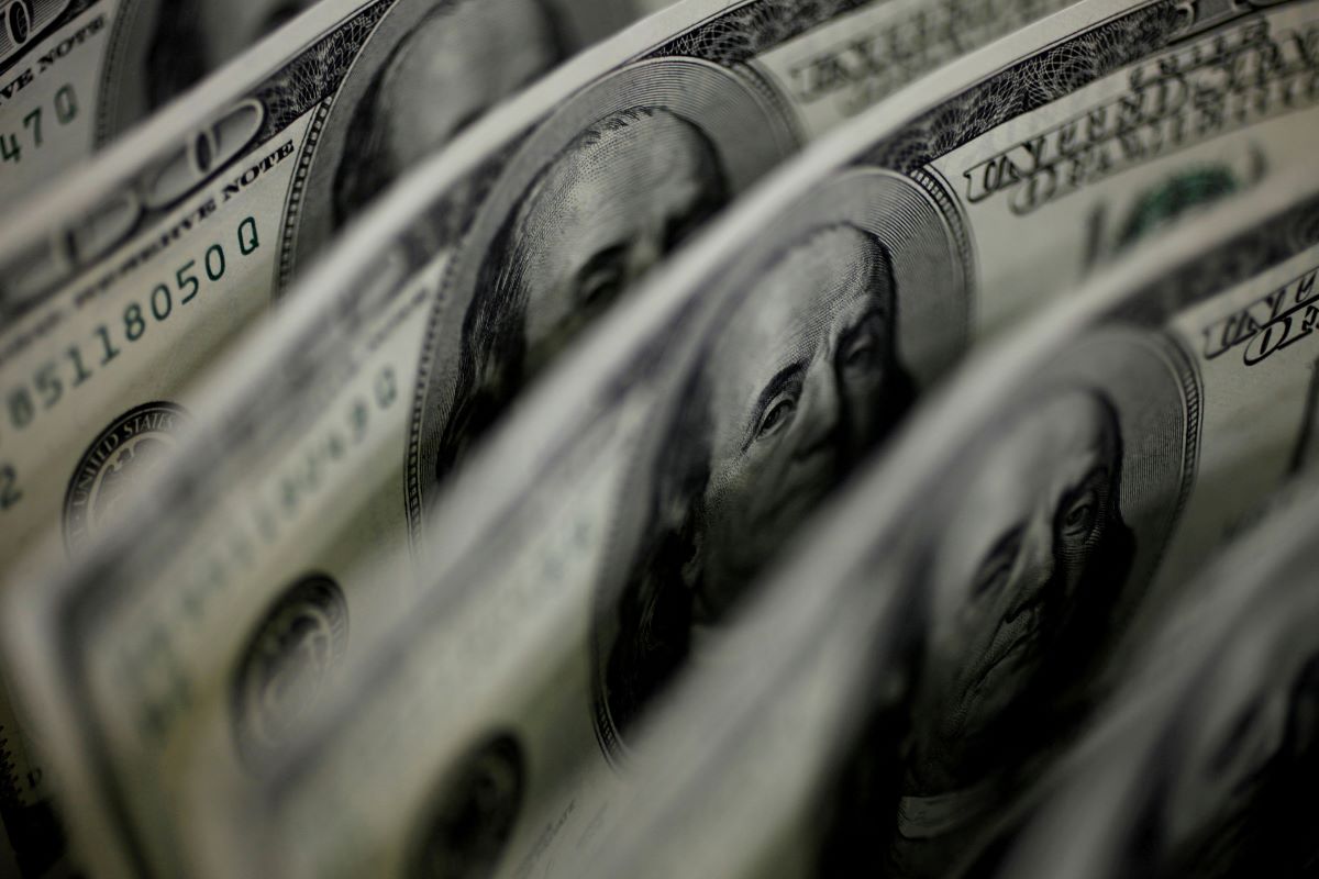 Ringgit up against Japanese yen, falls versus US dollar